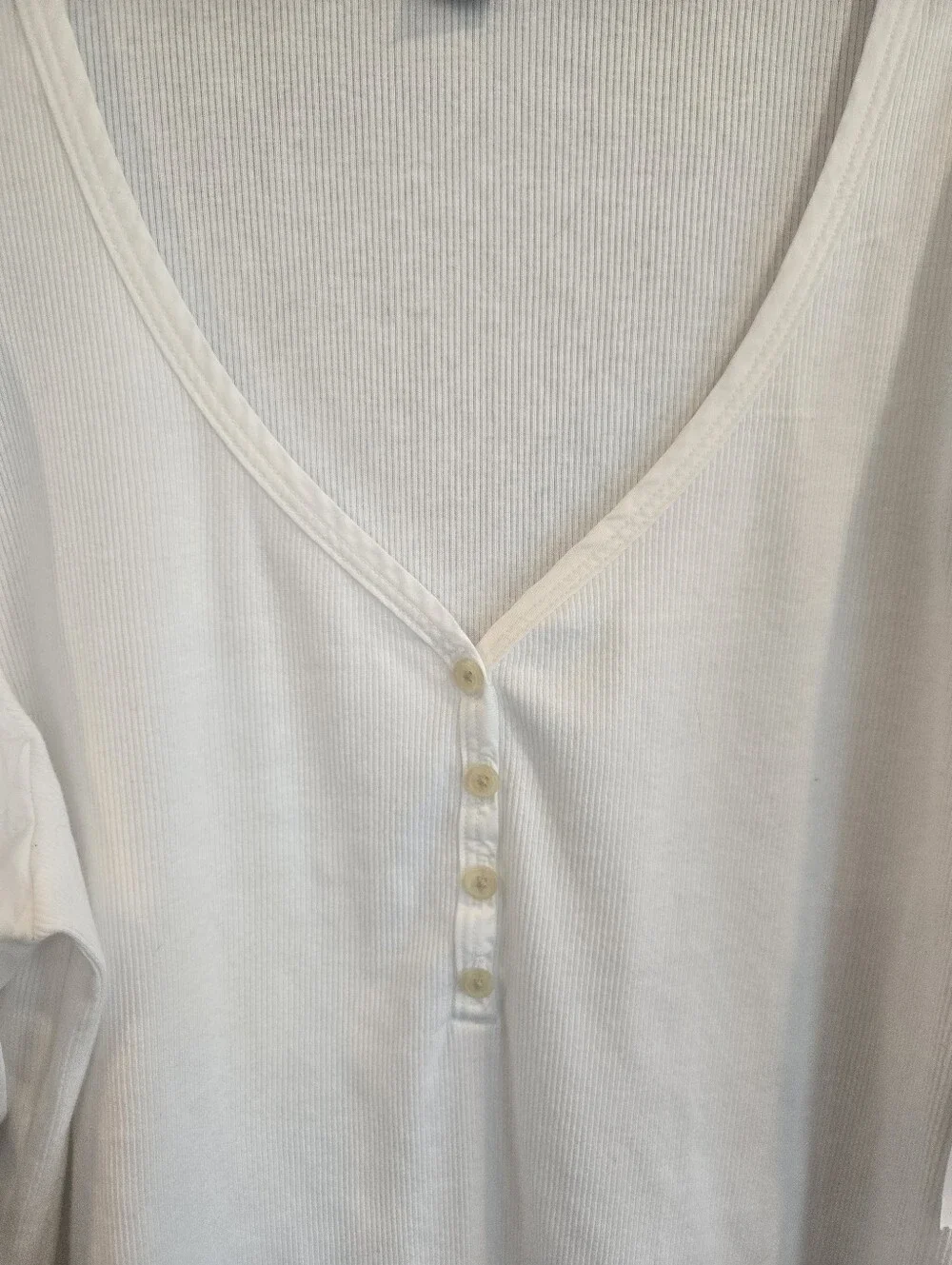 NWT!! Old Navy White Puff-Sleeve V-Neck Top with Button Detail. Size XXL